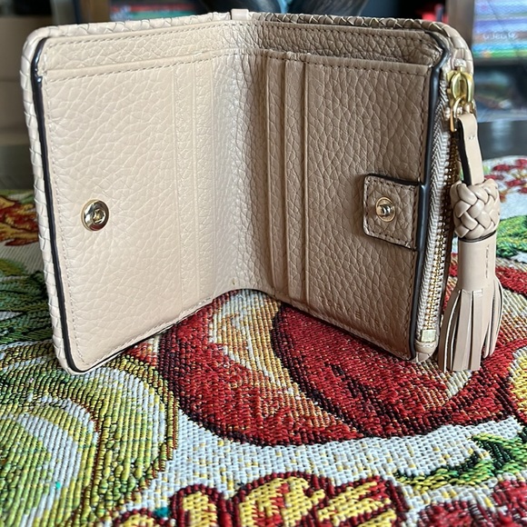 Tory Burch Nude leather wallet with card slots, 2 bill compartments,coin slot. - Picture 2 of 6